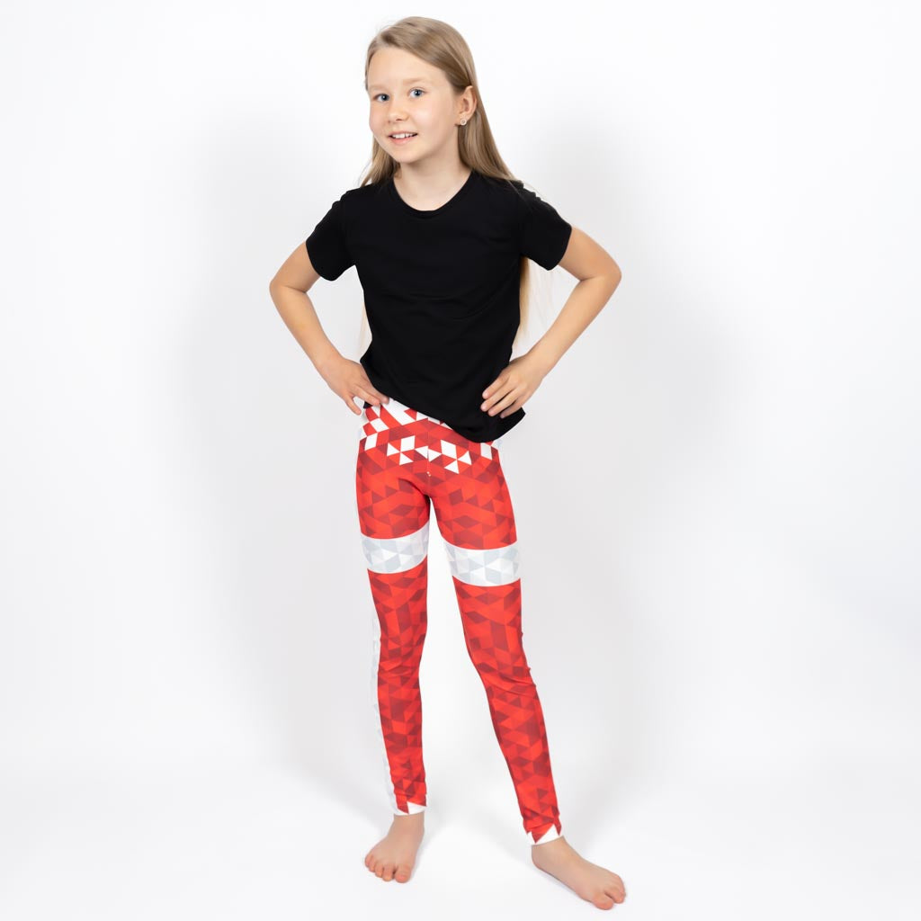 Barn i højtaljede mønstrede leggings. Meget elastiske og perfekt til leg og hverdag. Ikke gennemsigtige.