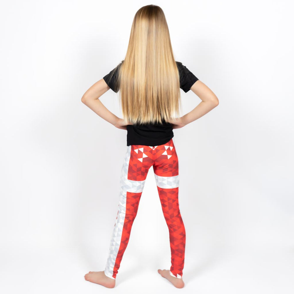 Barn i højtaljede mønstrede leggings. Meget elastiske og perfekt til leg og hverdag. Ikke gennemsigtige.